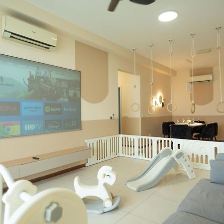 Fantasy Funland Retreat By The Only Bnb Tanjung Tokong Esterno foto