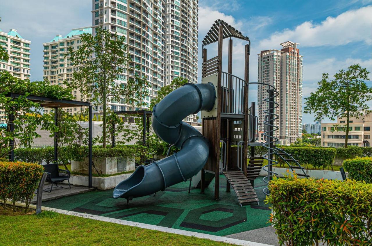 Fantasy Funland Retreat By The Only Bnb Tanjung Tokong Esterno foto